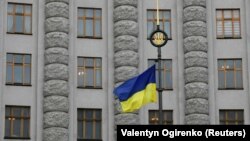 Законопроєкт надає Міністерству фінансів та Агентству відновлення (колишній Автодор) право за рішенням Кабміну здійснювати «правочини щодо переведення гарантованого державою боргу за запозиченнями, залученими у 2021 році»