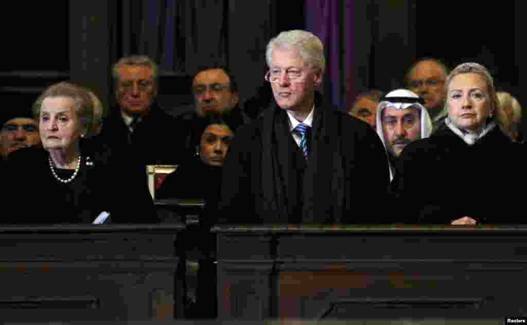 Bivši američki predsjednik Bill Clinton, njegova supruga, američki državni sekretar Hillary Clinton i bivši američki sekretar Madeleine Albright na pogrebnoj ceremoniji, Hradčani, 23. decembar 2011.