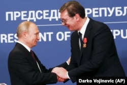 Президент Росії Володимир Путін і нагороджений ним орденом Олександра Невського президент Сербії Александар Вучич (праворуч). Белград, Сербія, 17 січня 2019 року