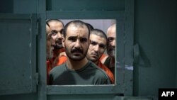 Сириядагы түрмөдө отурган, "Ислам мамлекети" экстремисттик тобунун мүчөлөрү деп шектелген адамдар, 26-октябрь 2019-жыл. 