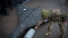 Украинский военный осматривает сбитый ранее беспилотник Shahed. Иллюстративная фотография