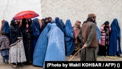 طالب عسکر او مرستو ته په کتار کې ولاړې افغان ښځې