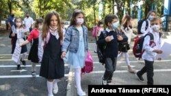Școlile ar urma să fie evaluate de experți care fac parte din Ministerul Educației, care este administratorul de drept al școlilor publice din România.