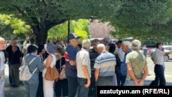 Արցախցիները հավաքվել են Կառավարության շենքի դիմաց՝ իրենց խնդիրները բարձրաձայնելու, հունիս, 2025թ.ւ