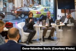 Oana-Valentina Suciu, alături de regretatul profesor Mihai Chioveanu și profesorul Cătălin Avramescu, în timpul lansării cărții „Visul spulberat al armenilor 1915” de Gaidz Minassian, la librăria Humanitas Cișmigiu din București.