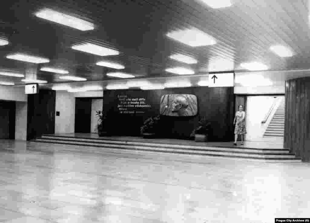 Мэмарыяльная дошка Ўладзіміру Леніну на станцыі мэтро, якая называлася Ленінава, калі быў зроблены гэты фотаздымак 1978 году. Цытата побач з таблічкай узятая з прапагандысцкага вершу. «У гэтым сьвеце няма больш жывога, чым Ленін. Наша сіла, наша мудрасьць — самая надзейная зброя». Паведамляецца, што гэтая таблічка ўсё яшчэ хаваецца сярод павуціньня і кабэляў за газэтным шапікам на станцыі, якая цяпер называецца Дэйвіцкая.