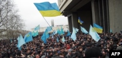 Qırımtatar Milliy Meclisi Ukrayına topraq bütünligine qoltutmaq içün toplağan çoq biñli miting. Aqmescit, 2014 senesi fevralniñ 26-sı