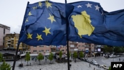Zastave EU i zastava u Prištini - Ilustrativna fotografija iz arhive.