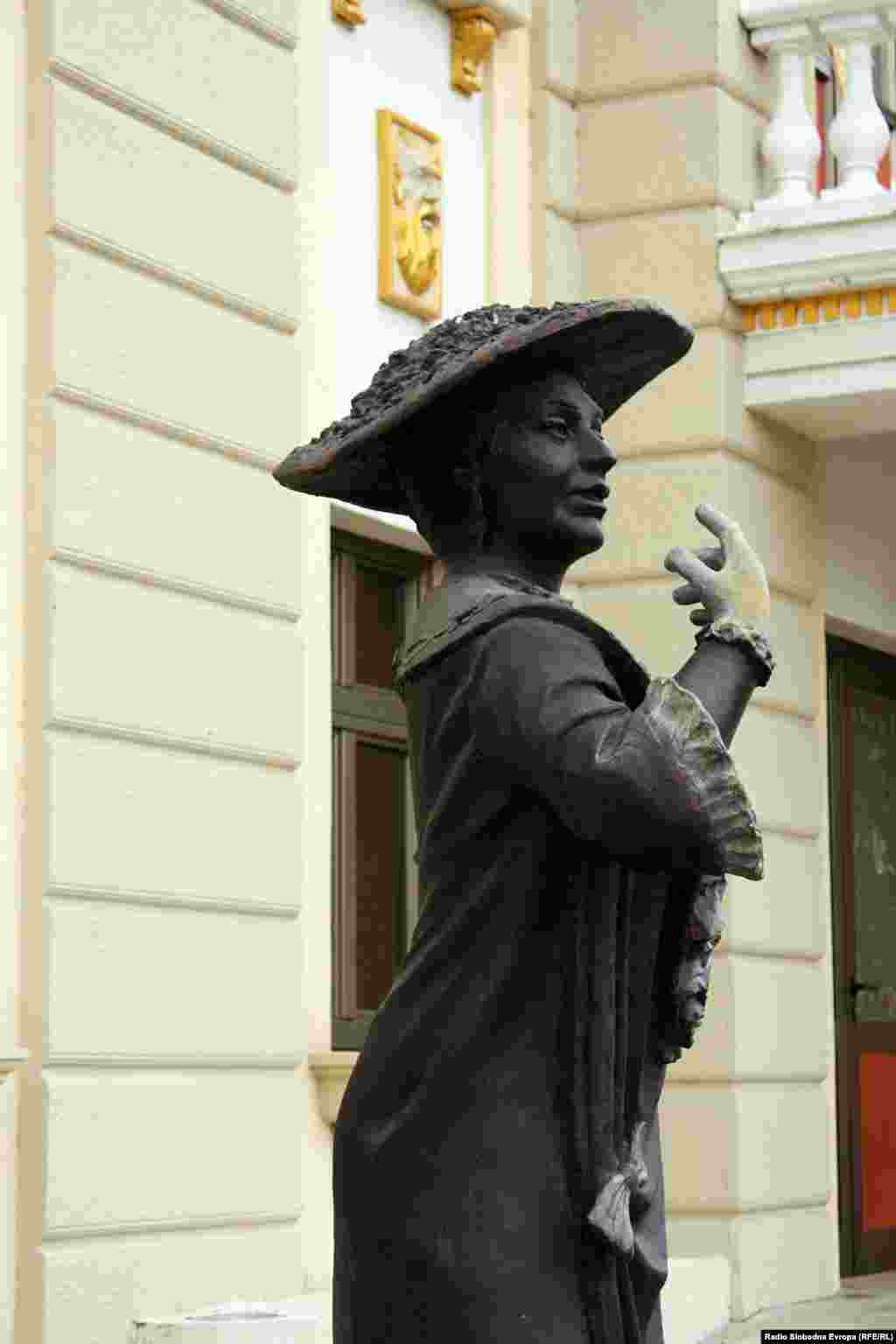Täze bina edilen teatryň girelgesinde oturdylan heýkel.