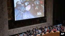 Зеленский БУУнун Коопсуздук кеңешинде Бучада мерт болгон жайкын тургундардын видео, сүрөттөрүн көрсөттү.