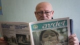 Baş muarrir Şevket Qaybullayev «Avdet» gazetasınıñ yañı sanını oquy, arhiv fotoresimi