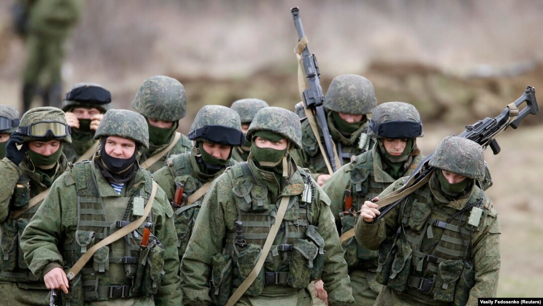 Російські військові без розпізнавальних знаків у Перевальному, Крим, 5 березня 2014 року