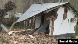 Яке аз хонаҳои зарардида дар минтақаи Рашт