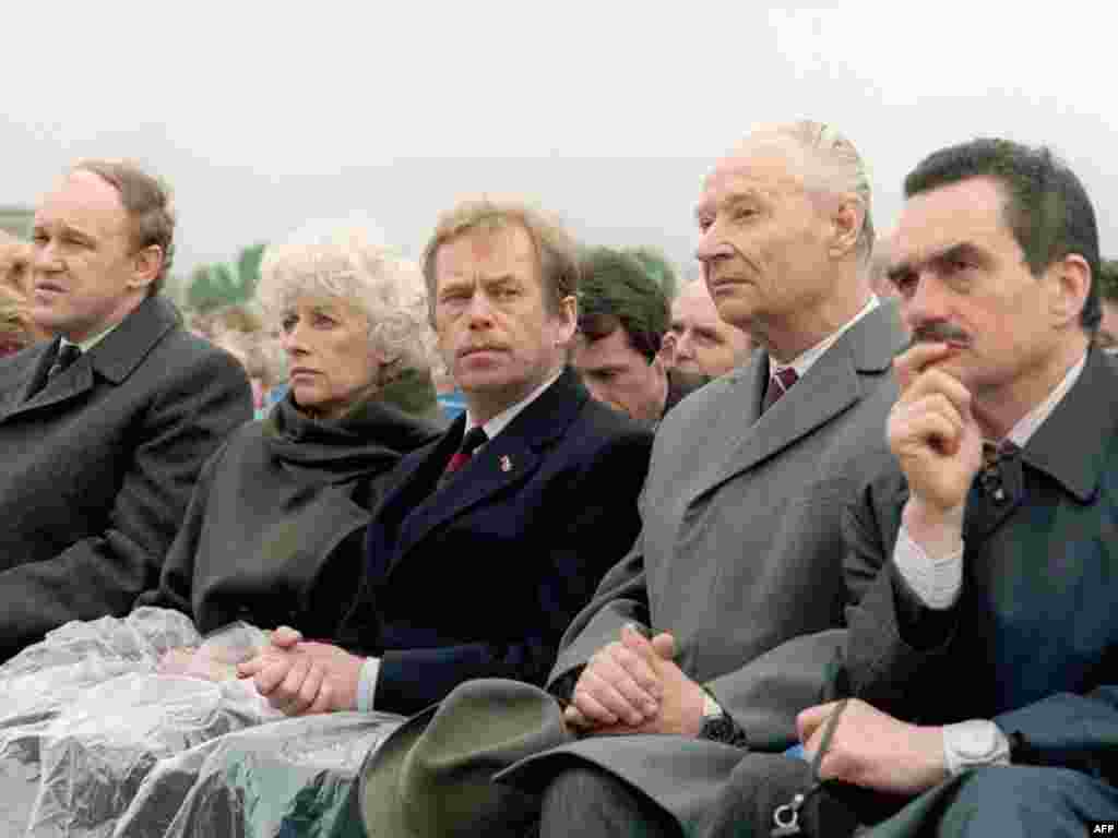 Havel (mərkəzdə) birinci arvadı Olga ilə Papa John Paul-u &Ccedil;exoslovakiyaya səfəri zamanı dinləyir.