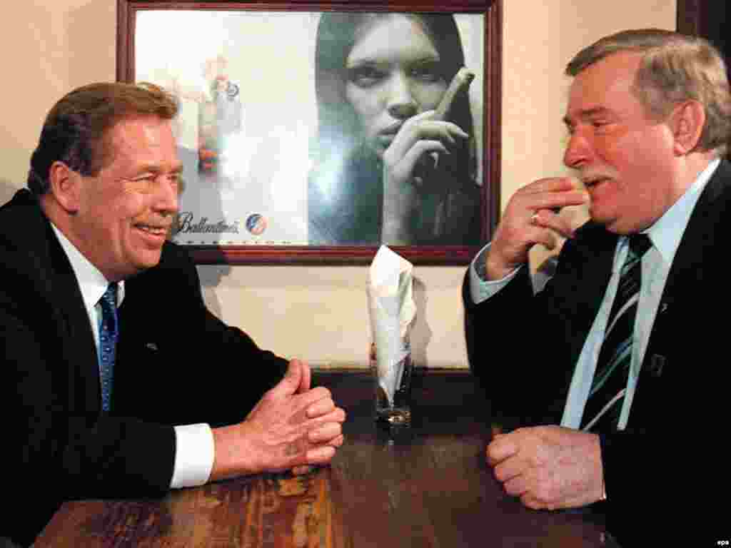 1998-ci ilin martı. Prezident Havel Varşavada ke&ccedil;miş Polşa prezidenti Lech Walesa jilə bir barda zarafatlaşır.