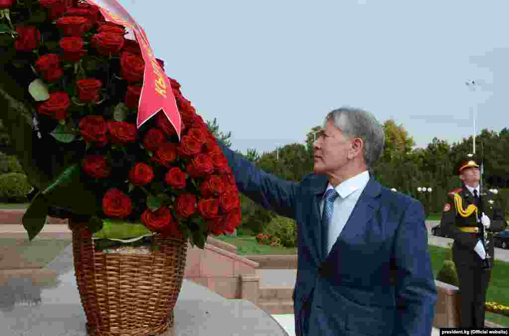 Кабарчыбыздын маалыматы боюнча, аэропорттогу расмий тосуп алуу иш-чараларынан кийин президент Алмазбек Атамбаев Ташкенттеги &quot;Эгемендик жана гуманизм&quot; монументине гүл койду. ​Андан кийин эки өлкөнүн мамлекет башчылары Кыргызстандын айыл чарба жана кайра иштетүү өндүрүшүнүн көргөзмөсүнүн ачылышына катышты.