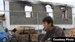 Кара-Суу районуна караштуу Ташлак шаарында өрттөлгөн, азыр кайра курула баштаган үй.