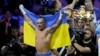 Олександр Усик святкує перемогу над британцем Ентоні Джошуа, захистивши титул чемпіона світу у надважкій вазі на арені King Abdullah Sports City у Джидді (Саудівська Аравія), 21 серпня 2022 року