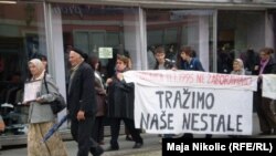 Svakog 11. u mjesecu Srebreničani šetnjom u Tuzli podsjećaju da još tragaju za svojim nestalim članovima porodica.
