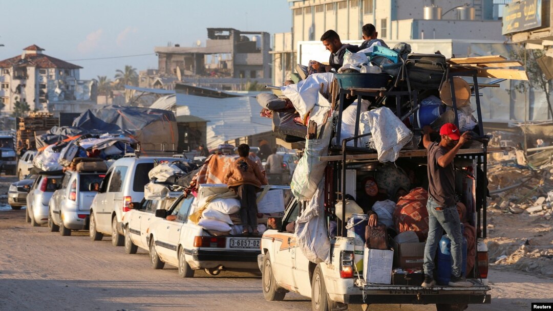 Refugiați palestinieni care au părăsit Rafah în fața amenințărilor israeliene, se îndreaptă spre Khan Younis. 6 mai 2024.