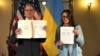 Američki ministar financija Scott Bessent (lijevo) i Yulia Svyrydenko, ukrajinska ministrica ekonomije i zamjenica premijera poziraju fotografima pokazujući ugovor o mineralima koji su potpisali u Washingtonu 30. aprila.