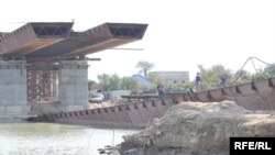 Рухнувший пролёт моста. Атырау, 12 сентября 2009 года. 