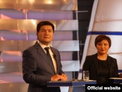Шайлоого чейинки теледебаттан бир көрүнүш, алып баруучулар: Кубат Оторбаев, Динара Сүймалиева.