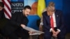 Прэзыдэнты Ўкраіны і ЗША Ўладзімір Зяленскі і Дональд Трамп падчас сустрэчы ў Гаазе 25 чэрвеня 2025