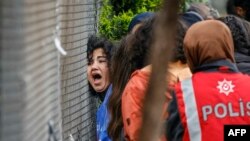Un ofițer de poliție turc reține un protestatar care încearcă să mărșăluiască spre Piața Taksim, în timpul unui miting de 1 mai, care marchează Ziua Internațională a Muncitorilor. Istanbul, 1 mai 2024.