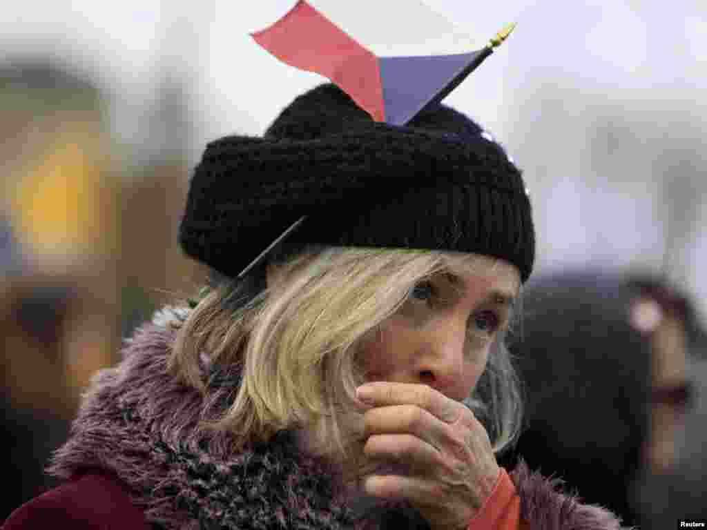 Građani na pogrebnoj ceremoniji, Hradčani, 23.decembar 2011.