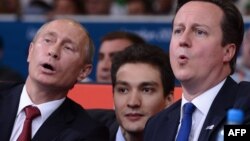 Владимир Путин менен Дэвид Камерон дзюдочулардын таймашын көрүштү