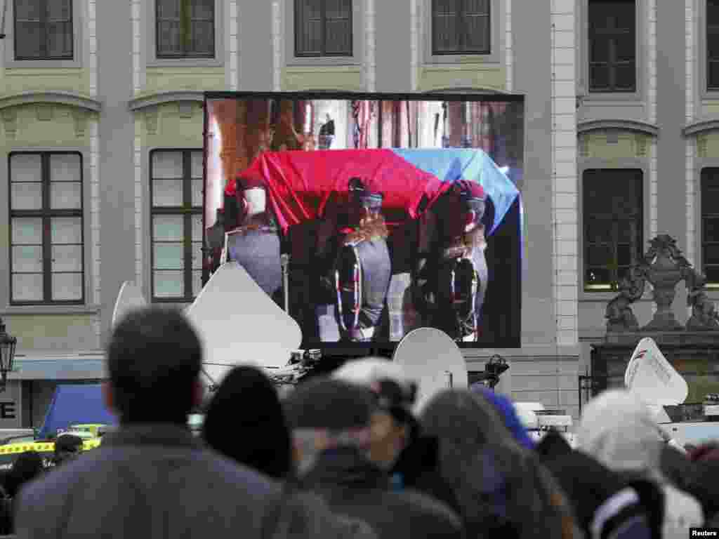 Ljudi gledaju na velikom ekranu pogrebnu ceremoniju za pokojnog bivšeg češkog predsjednika Vaclava Havela, Hradčani, 23. decembra 2011