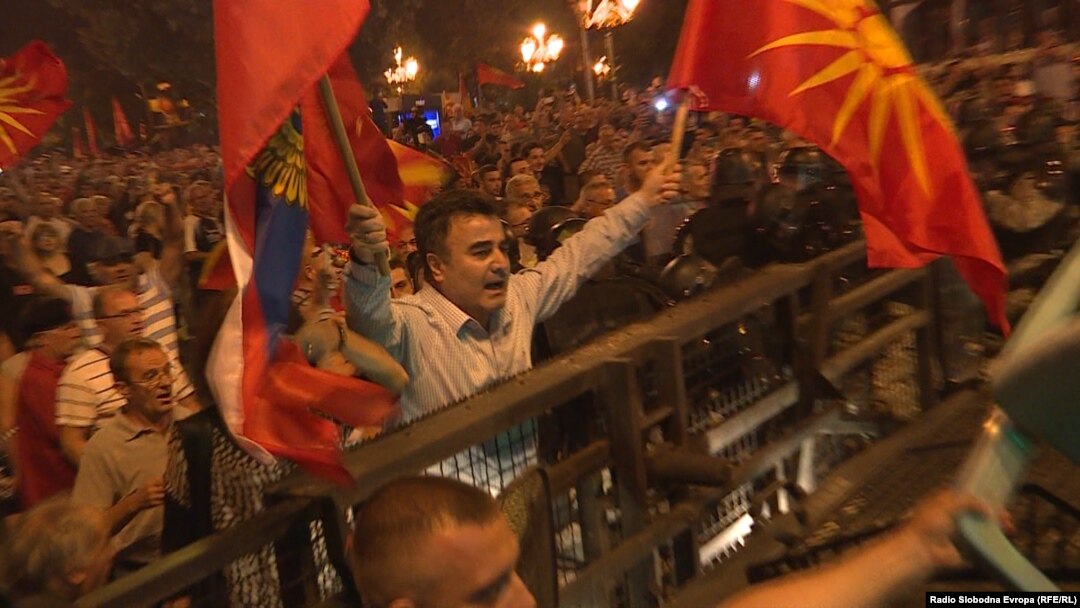 Претседателот на проруската партија Единствена Македонија, Јанко Бачев ѝ се спротивстави на полицијата на насилните протести на 17 јуни, носејќи руско и македонско знаме