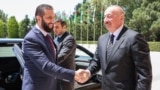 სირიის პრეზიდენტის კანცელარიის მიერ გამოქვეყნებულ ფოტოზე აზერბაიჯანის პრეზიდენტი ილჰამ ალიევი (მარჯვნივ) მიესალმება სირიის გარდამავალ პრეზიდენტ აჰმედ ალ-შარაას ბაქოში, 12 ივლისს.