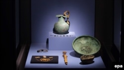 Allard Pierson arheologik müzeyinde "Qırım: altın ve Qara deñizniñ sırları" sergisiniñ eksponatı. 2014 senesi