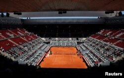 Vedere generală a unui teren gol după ce meciurile Madrid Open au fost suspendate