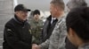 АКШнын коргоо министри Леон Панетта "Манастагы" транзиттик борбордо, Бишкек, 13-март, 2012.