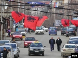 Srpske i albanske zastave u Mitrovici, 2011.