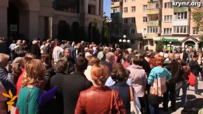 Клиенты ПриватБанка в Симферополе стоят в громадных очередях