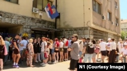 Protest în fața unei secții de poliție din Belgrad, unde era deținut un protestatar, pe 29 iunie 2025.
