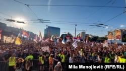 Zeci de mii de protestatari au ieșit în stradă la Belgrad, pe 28 iunie 2025.