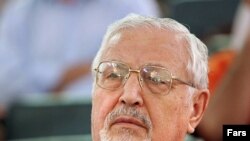 ابراهيم يزدی با ۸۰ سال سن کهنسال‌ترين زندانی سياسی در ايران است.