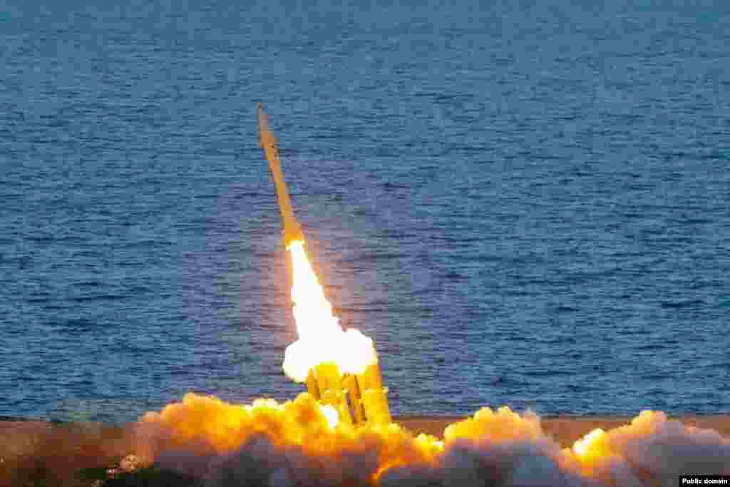 Запуск ракеты Fath-360 во время военных учений на юге Ирана, ноябрь 2022 года. Баллистическая ракета малой дальности впервые была представлена ​​на военном параде в Тегеране в апреле 2022 года. Fath в переводе с персидского означает &laquo;завоевание&raquo;. Ракета длиной 5,2 метра может нести боеголовку весом 150 килограммов. Это примерно в три раза больше взрывчатки, чем несут известные иранские беспилотники Shahed, которые использует Россия в войне в Украине. Из-за ударов таких дронов погибли десятки украинских мирных жителей &nbsp; &nbsp;