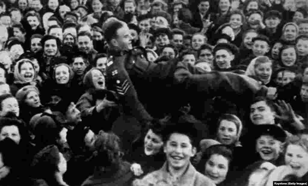 Moscova, 8 mai 1945. Un sergent britanic este aruncat în aer de o mulțime de tineri la Moscova. Uniunea Sovietică sărbătorește pe 9 mai Ziua Victoriei, deoarece, pe 8 mai, Stalin a cerut comandamentului militar german să semneze un al doilea document de capitulare. Din cauza diferenței de fus orar, această a doua semnare a avut loc în primele ore ale zilei următoare, ora Moscovei.