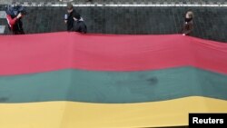 Крім того, як повідомляється, асоціація «Міжнародний форум добросусідства» у Росії незаконно виступала від імені Литви, незаконно заперечувала закріплену в Конституції європейську та трансатлантичну інтеграцію Литви