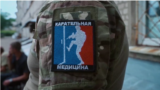 რუსი სამხედრო ექიმები პერვომაისკის საავადმყოფოსთან, რომელსაც ოკუპანტები სამხედრო ჰოსპიტლად იყენებდნენ. კადრი რუსული პროპაგანდისტული ფილმიდან. ​