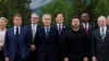 Прем'єр-міністр Канади Марк Карні, президент Франції Емманюель Макрон, президент України Володимир Зеленський, прем'єр-міністр Великої Британії Кір Стармер, президент Європейської комісії Урсула фон дер Ляєн та інші офіційні особи під час саміту лідерів G7, 17 червня 2025 року