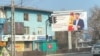 Бишкек шаарындагы көчөлөрдүн биринде илинген баннер. 