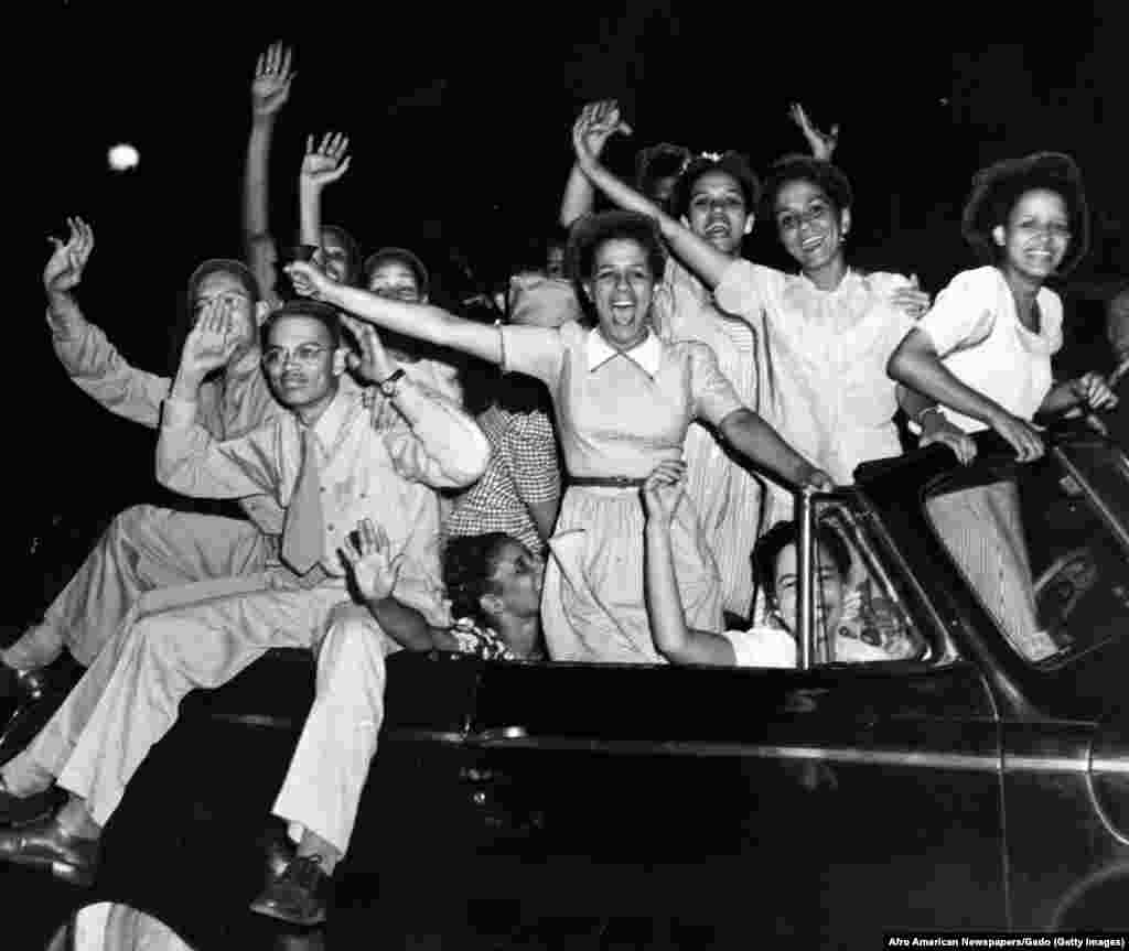 Baltimore, Maryland, Statele Unite ale Americii, 8 mai 1945 - Tinerii americani sărbătoresc sfârșitul războiului.