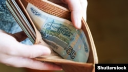 Центральний банк Росії встановив офіційний курс щодо долара на п’ятницю 100,68 рубля, на 23 листопада – 102,58